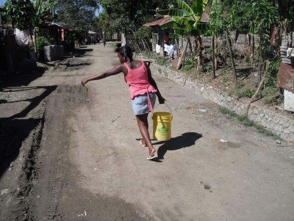 Photos - Women Carrying Water 13.JPG 1 MB