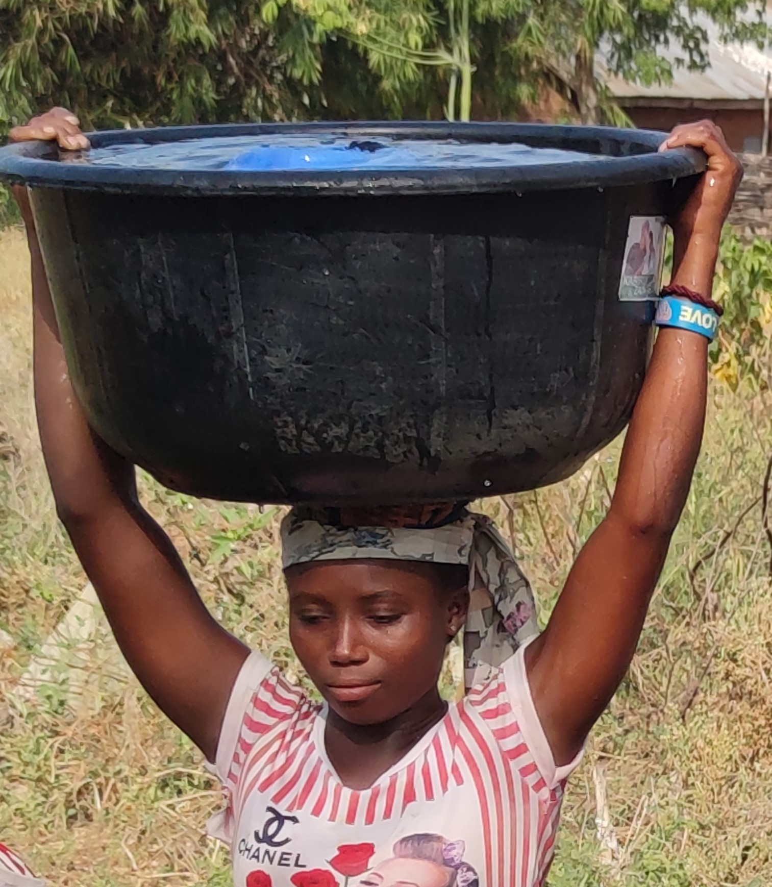 Photos - Women Carrying Water 15.jpg 523 KB