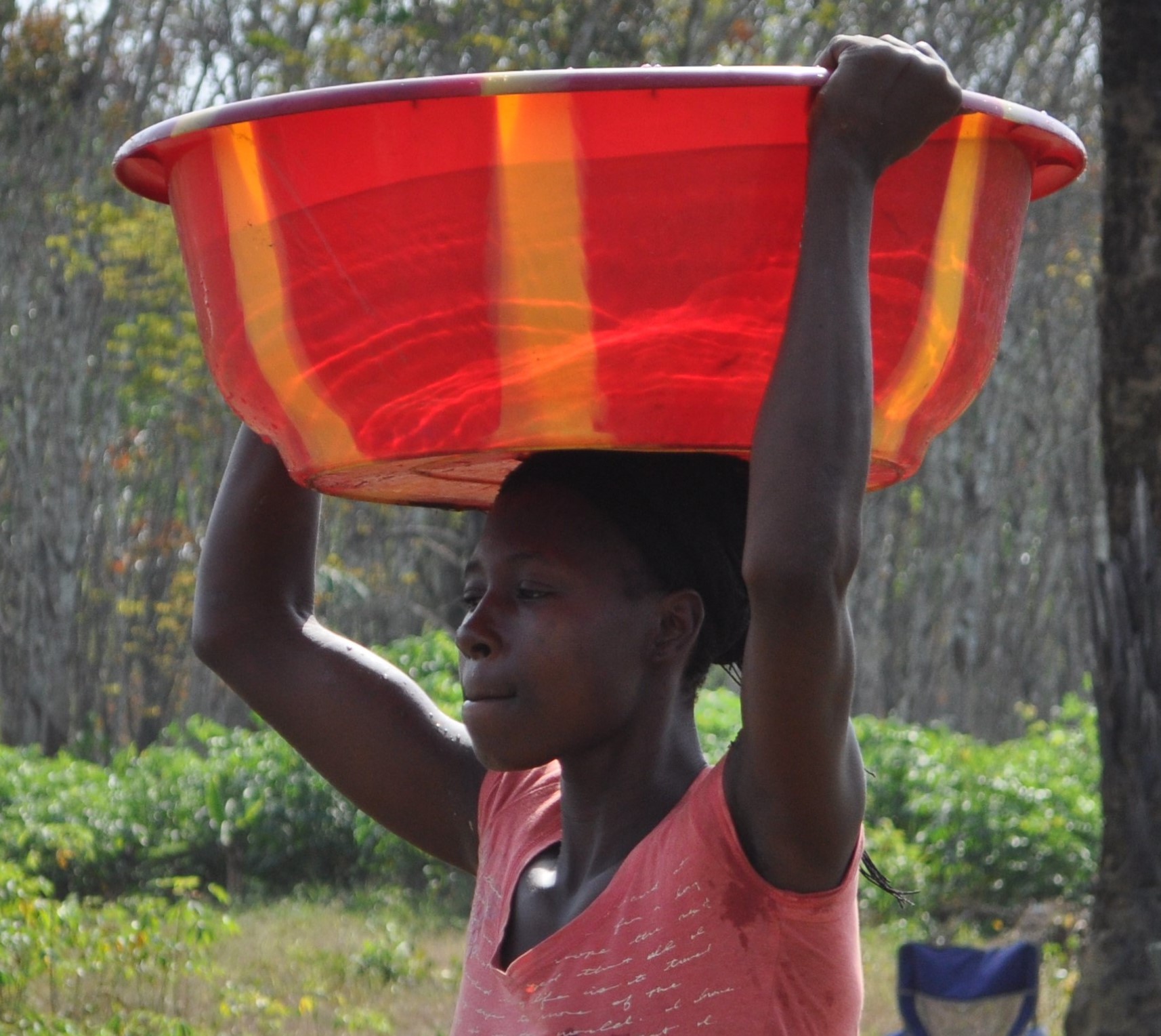 Photos - Women Carrying Water 1a.jpg 461 KB