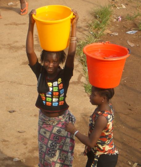 Photos - Women Carrying Water 4.jpg 435 KB