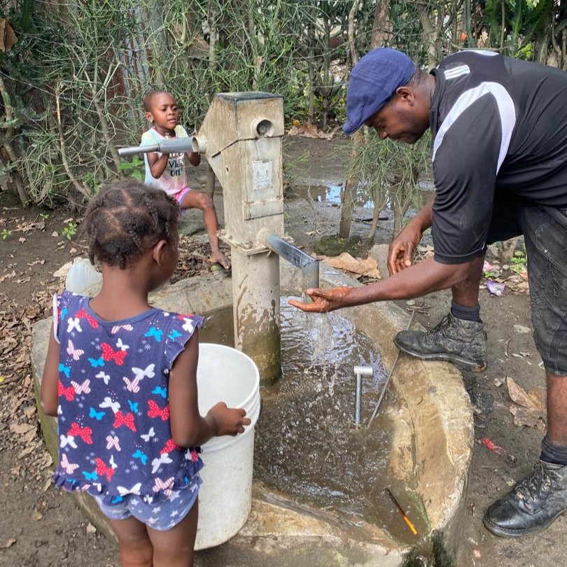 Children drinking from repaired pump